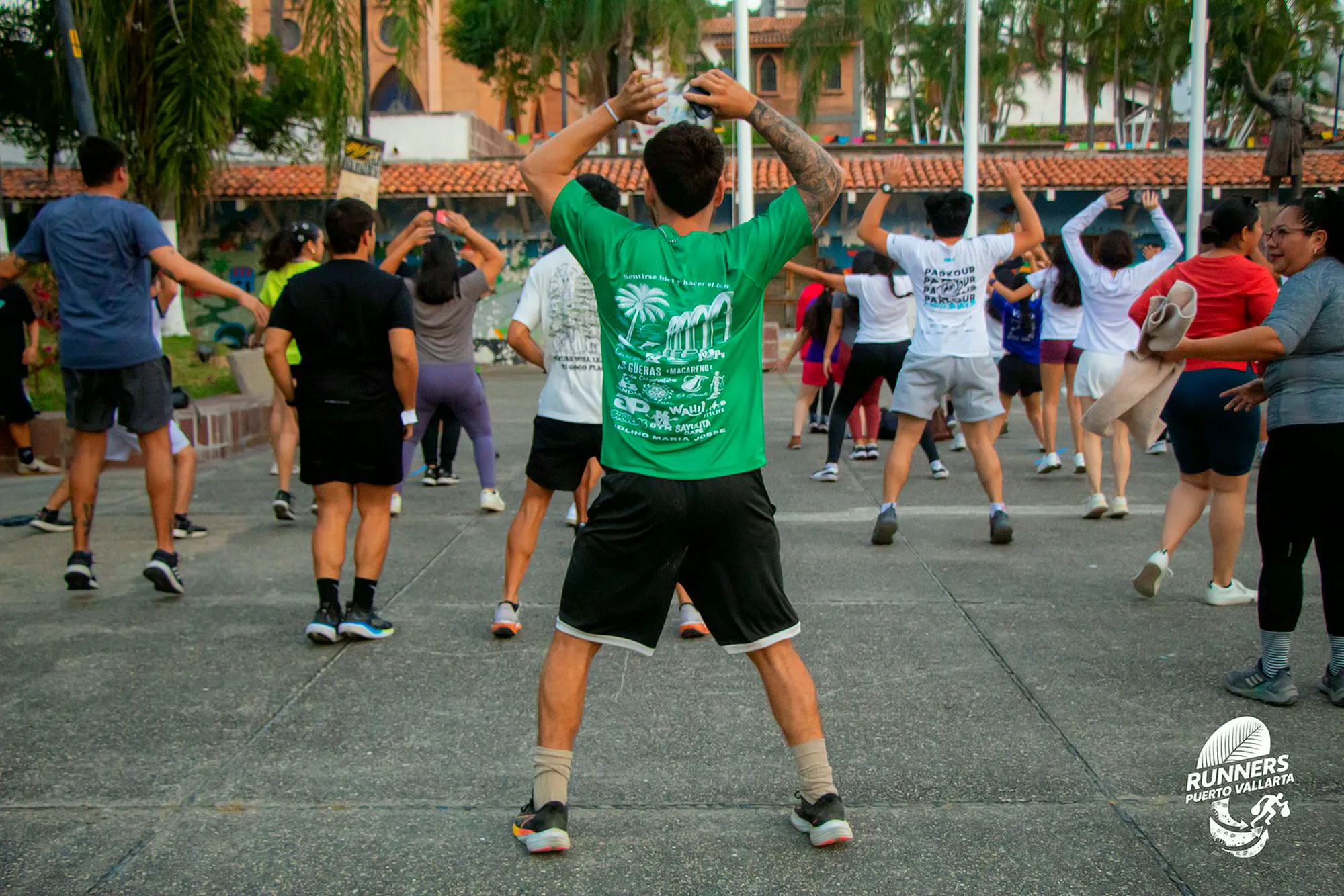 Calentamiento en grupo antes del reto plogging en el Parque Hidalgo