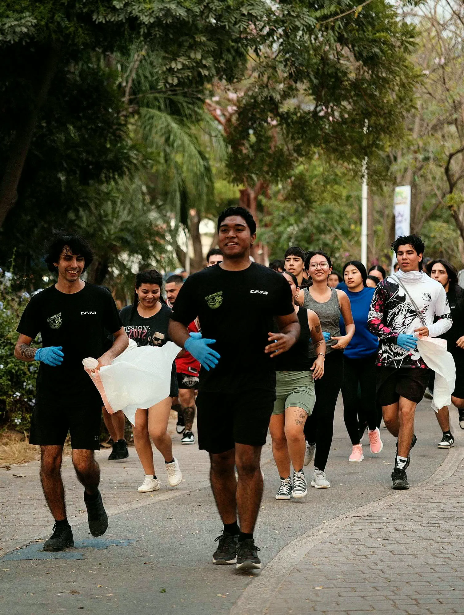 Decenas de runners corriendo con bolsas de basura por el Parque Lineal de Puerto Vallarta