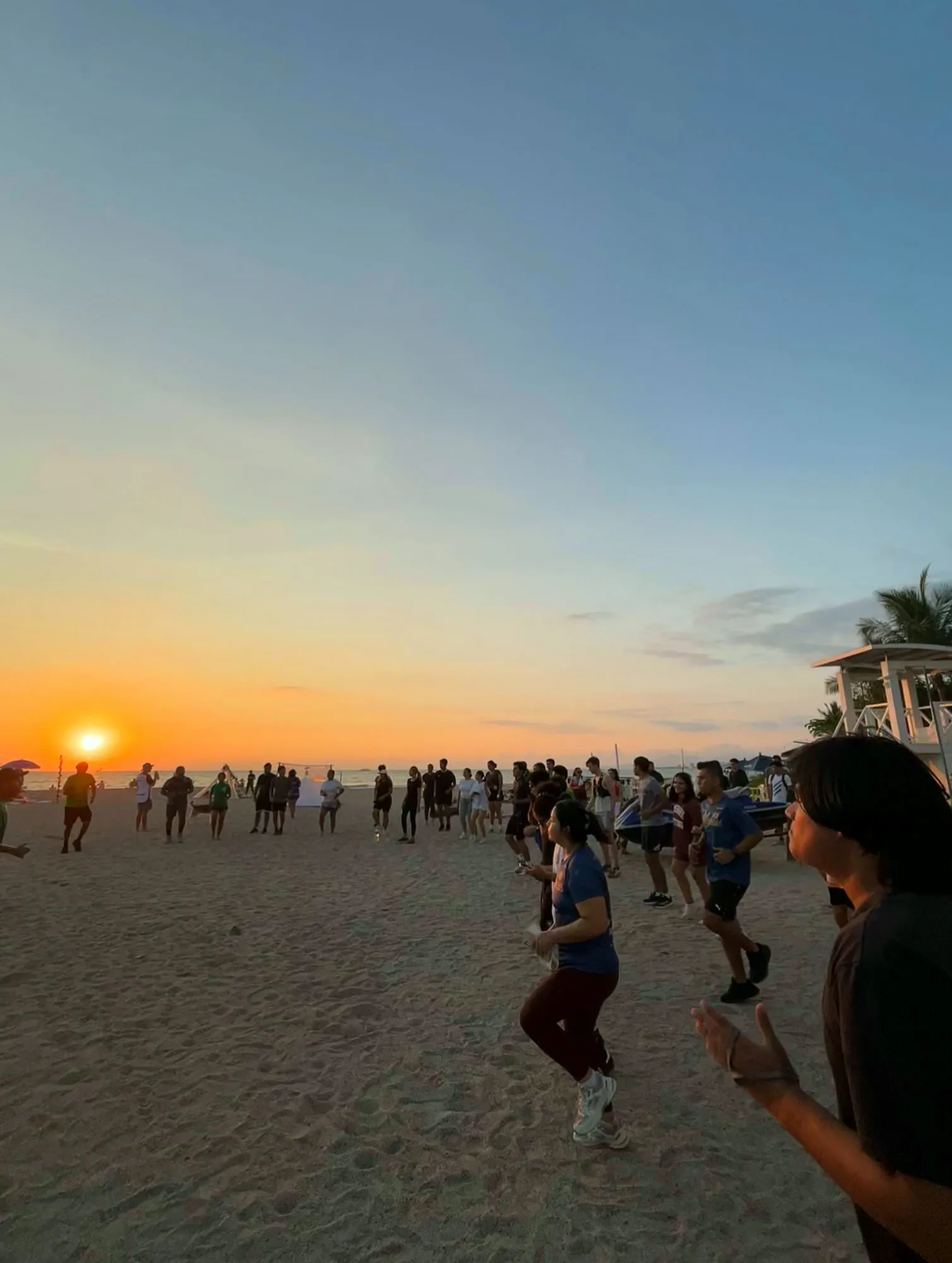 Runners en la playa al atardecer