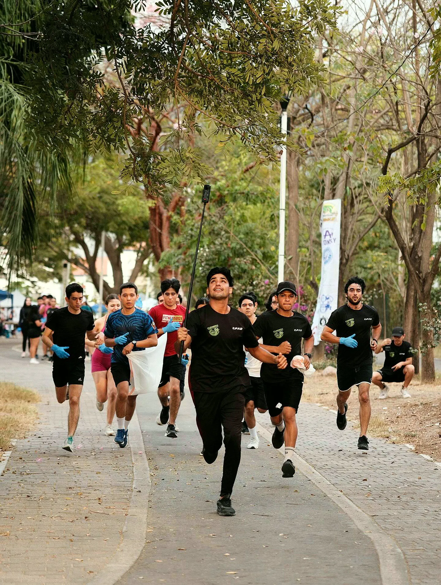 Salida de la ruta con decenas de corredores en el Parque Lineal