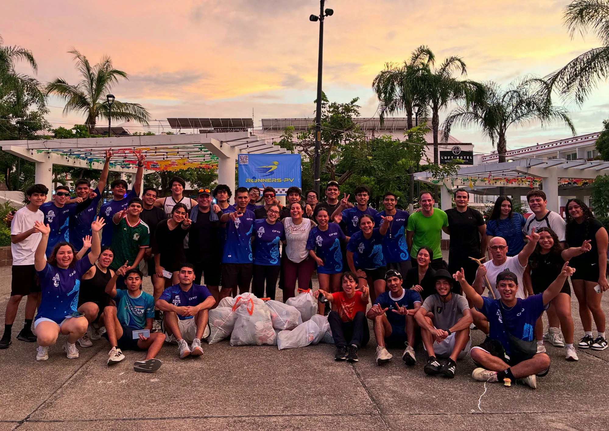 Grupo con bolsas de basura en el Parque Hidalgo